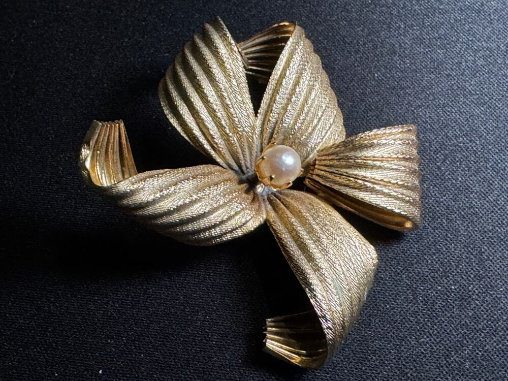 Vintage Flower Bow Brooch Textured Gold Tone Faux Pearl